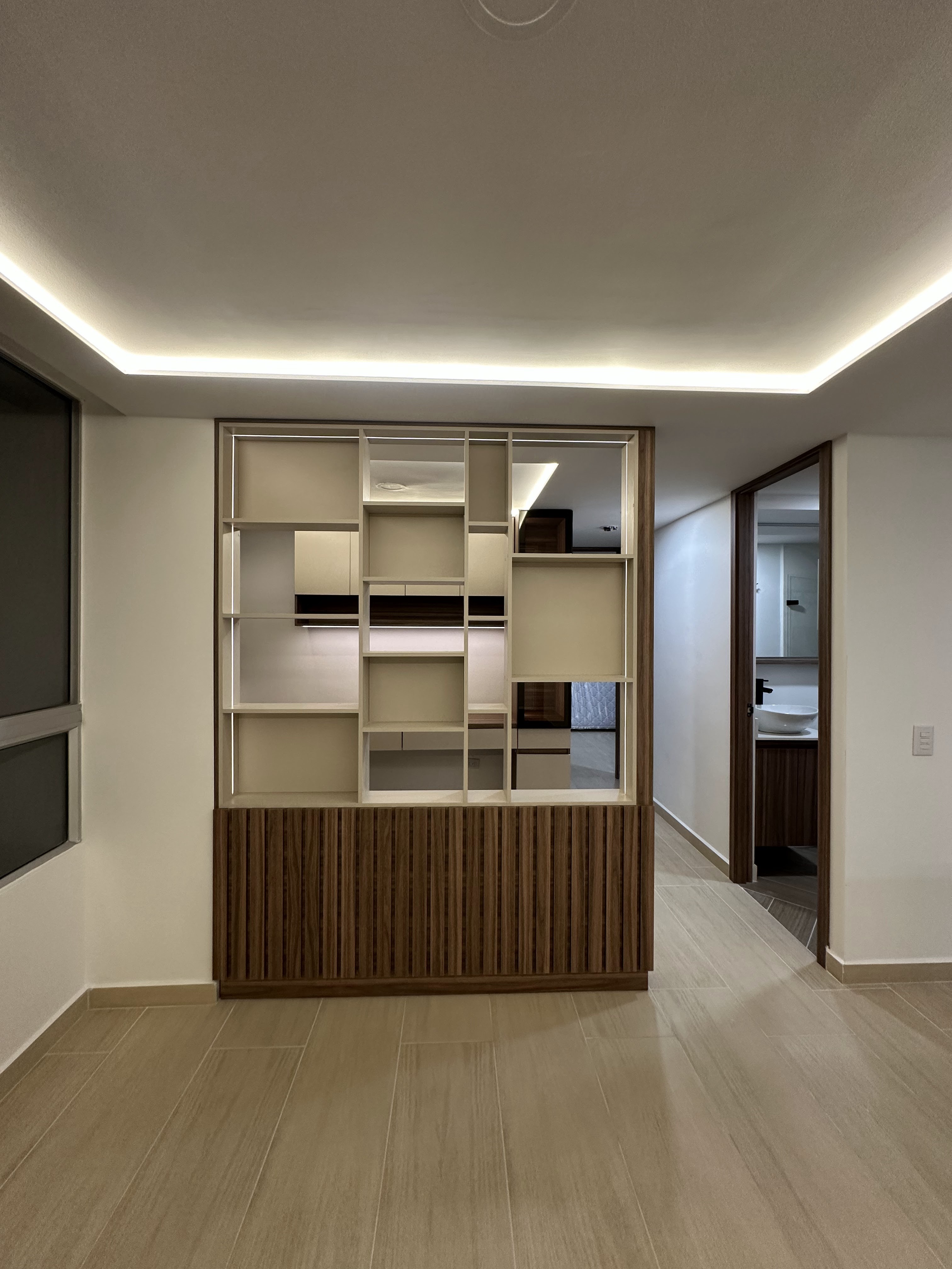 Mueble Divisor Calado e Iluminación LED